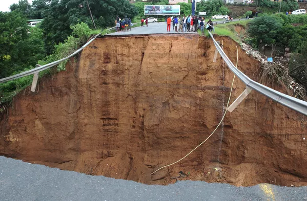 Varias personas quedaron varadas frente a un puente demolido en la ciudad de Ntuzuma, en Sudáfrica. Las prolongadas lluvias e inundaciones en la provincia sudafricana de KwaZulu-Natal se han cobrado decenas de vidas, según las autoridades locales. Varias personas quedaron varadas frente a un puente demolido en la ciudad de Ntuzuma, en Sudáfrica. Las prolongadas lluvias e inundaciones en la provincia sudafricana de KwaZulu-Natal se han cobrado decenas de vidas, según las autoridades locales. - Sputnik Mundo