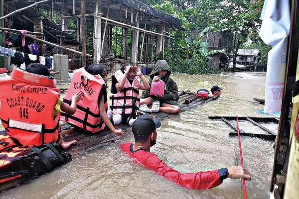 Los equipos de rescate evacuan a los residentes de una aldea inundada en Panitan (Filipinas). Las fuertes lluvias provocadas por una depresión tropical estival han matado al menos a varias personas en la zona central de la isla. Los equipos de rescate evacuan a los residentes de una aldea inundada en Panitan (Filipinas). Las fuertes lluvias provocadas por una depresión tropical estival han matado al menos a varias personas en la zona central de la isla. - Sputnik Mundo