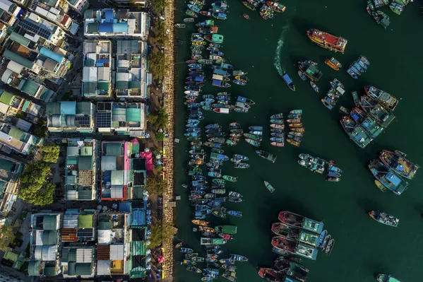 Varios barcos de pesca están anclados en el puerto de la remota isla de Cheung Chau, en Hong Kong. Varios barcos de pesca están anclados en el puerto de la remota isla de Cheung Chau, en Hong Kong. - Sputnik Mundo