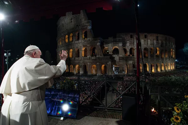El papa Francisco saluda a los fieles mientras preside el Vía Crucis del Viernes Santo, junto al Coliseo de Roma. El papa Francisco saluda a los fieles mientras preside el Vía Crucis del Viernes Santo, junto al Coliseo de Roma. - Sputnik Mundo