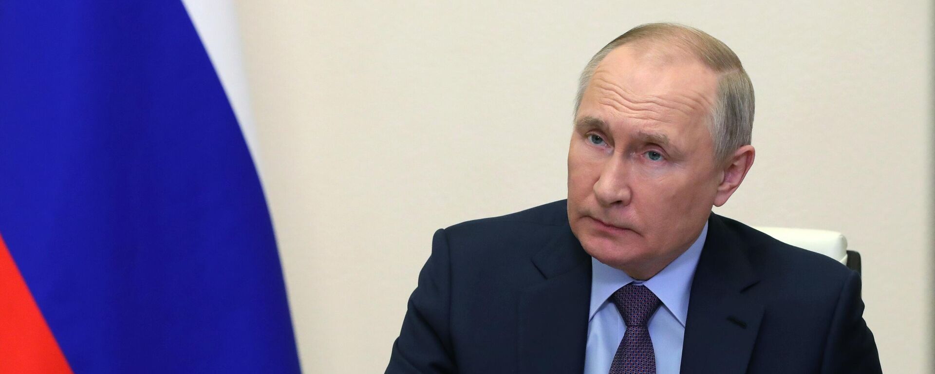 El presidente ruso, Vladímir Putin, firma un documento - Sputnik Mundo, 1920, 16.04.2022