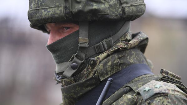 Un militar ruso en Lugansk, Donbás - Sputnik Mundo