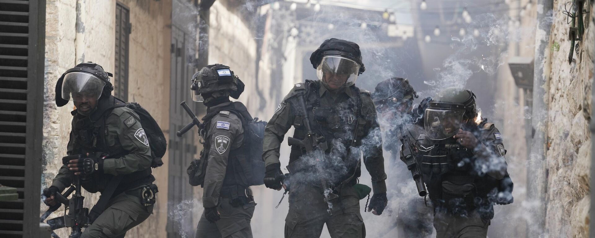 Enfrentamiento entre palestinos y fuerzas de seguridad israelíes frente a la mezquita de Al Aqsa de Jerusalén - Sputnik Mundo, 1920, 02.09.2023