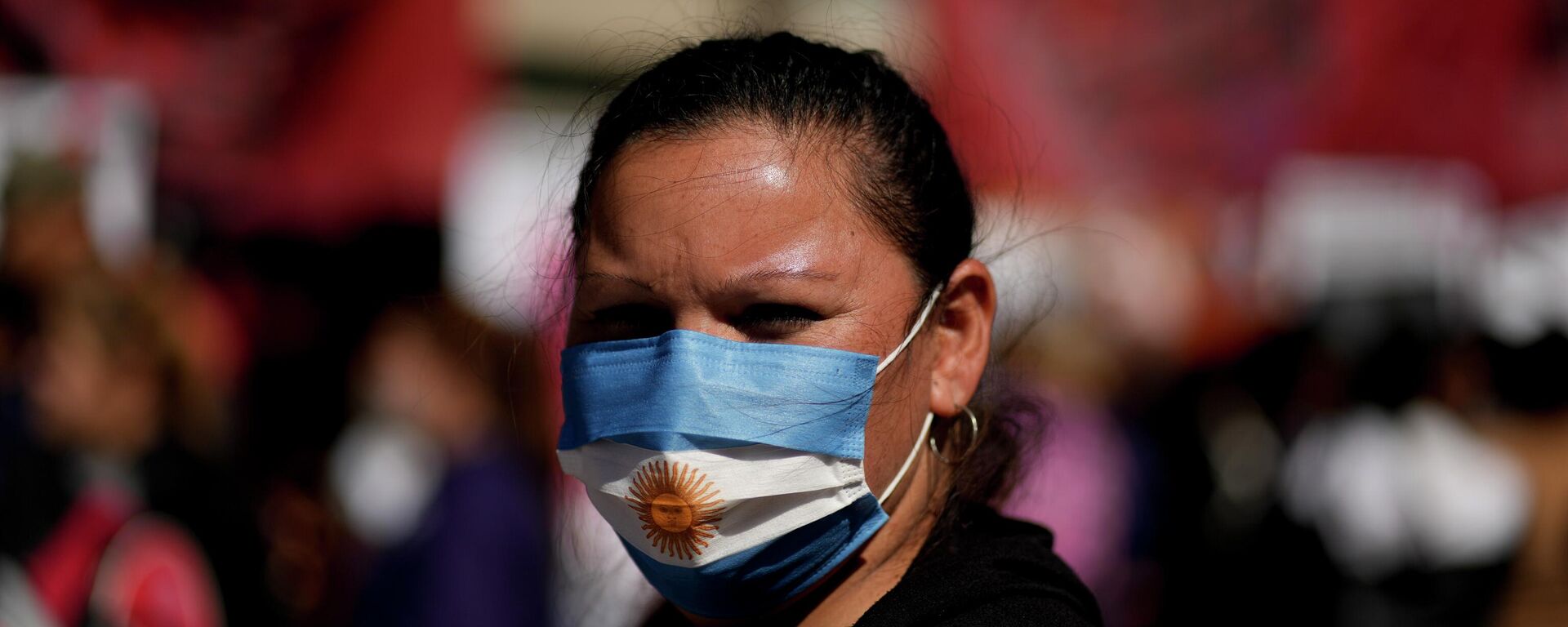 Mujer lleva una mascarilla con la bandera de Argentina - Sputnik Mundo, 1920, 18.04.2022