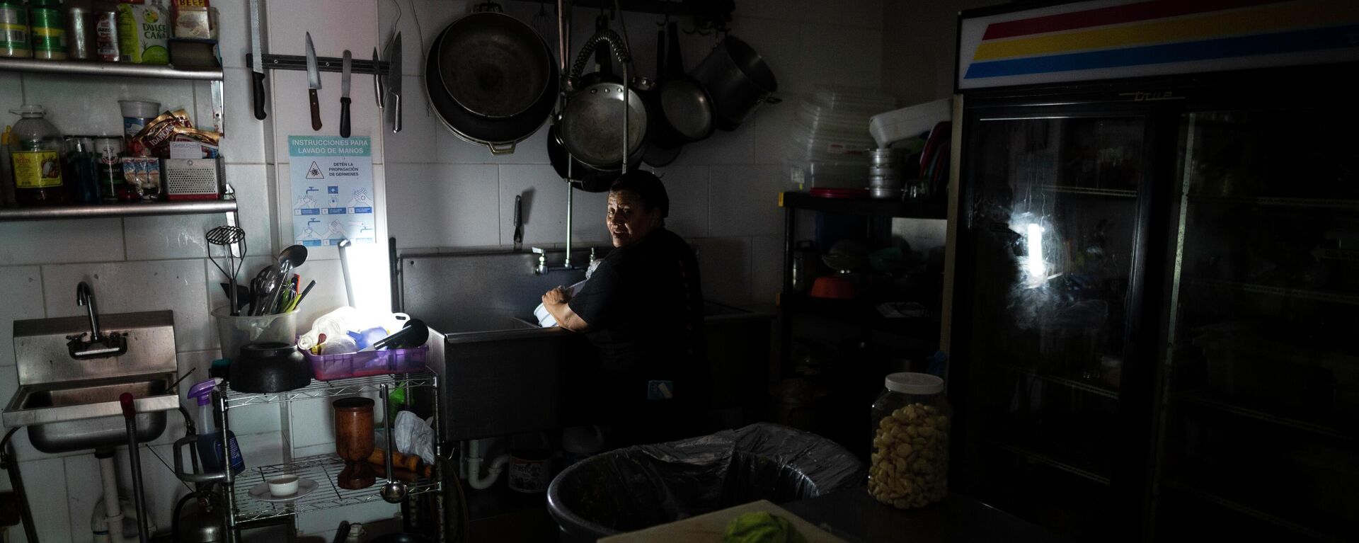 Trabajadores de la cafetería Las Palmas trabajan con la energía de un generador eléctrico durante un apagón en toda la isla, en San Juan - Sputnik Mundo, 1920, 20.07.2022