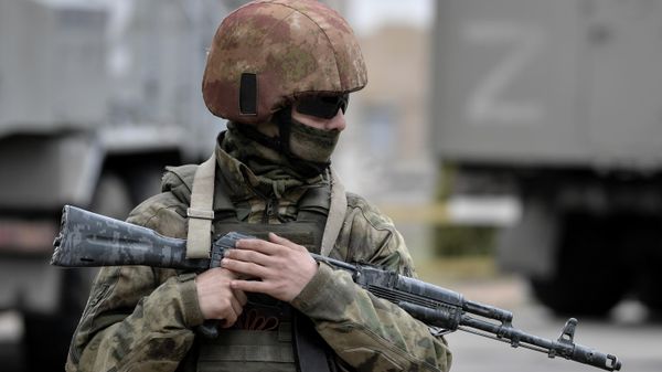 Militar ruso en la región ucraniana de Jersón Militar ruso en la región ucraniana de Jersón - Sputnik Mundo
