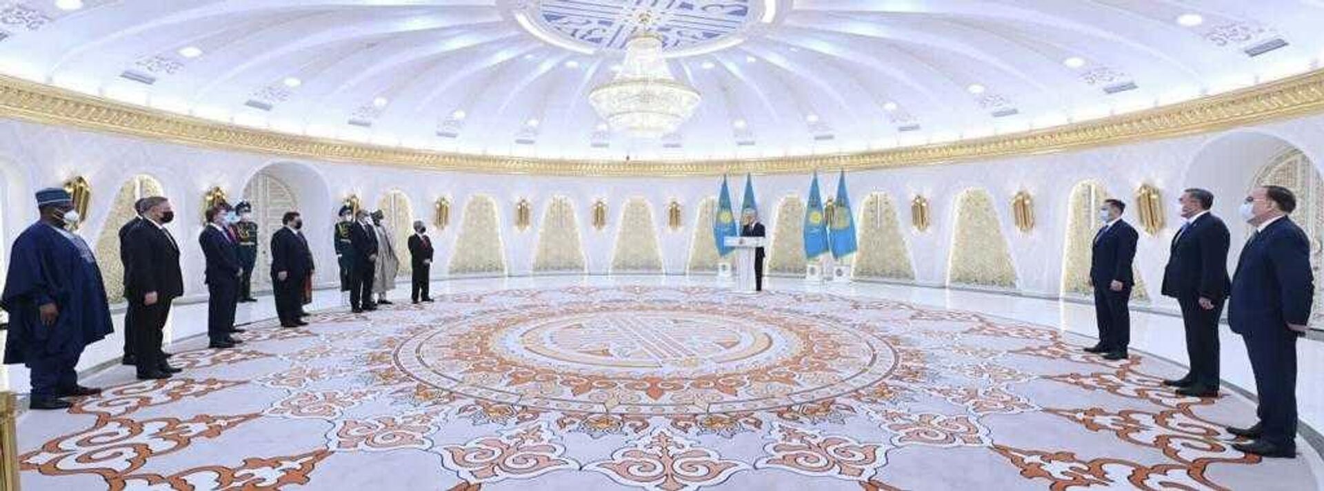 El embajador dominicano, Hans Dannenberg Castellanos, y el presidente kazajo, Kasim-Yomart Tokaev - Sputnik Mundo, 1920, 21.04.2022