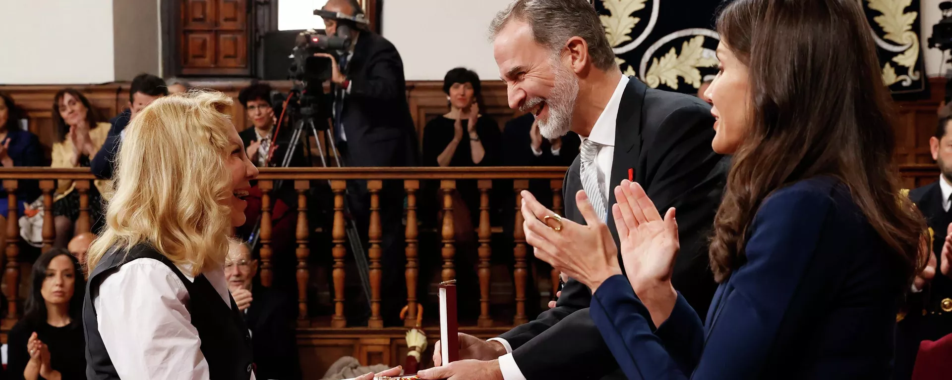 El rey de Espa;a, Felipe VI y la reina Letizia entregan a la escritora uruguaya Cristina Peri Rossi el Premio Cervantes 2021 El rey de Espa;a, Felipe VI y la reina Letizia entregan a la escritora uruguaya Cristina Peri Rossi el Premio Cervantes 2021 - Sputnik Mundo, 1920, 22.04.2022