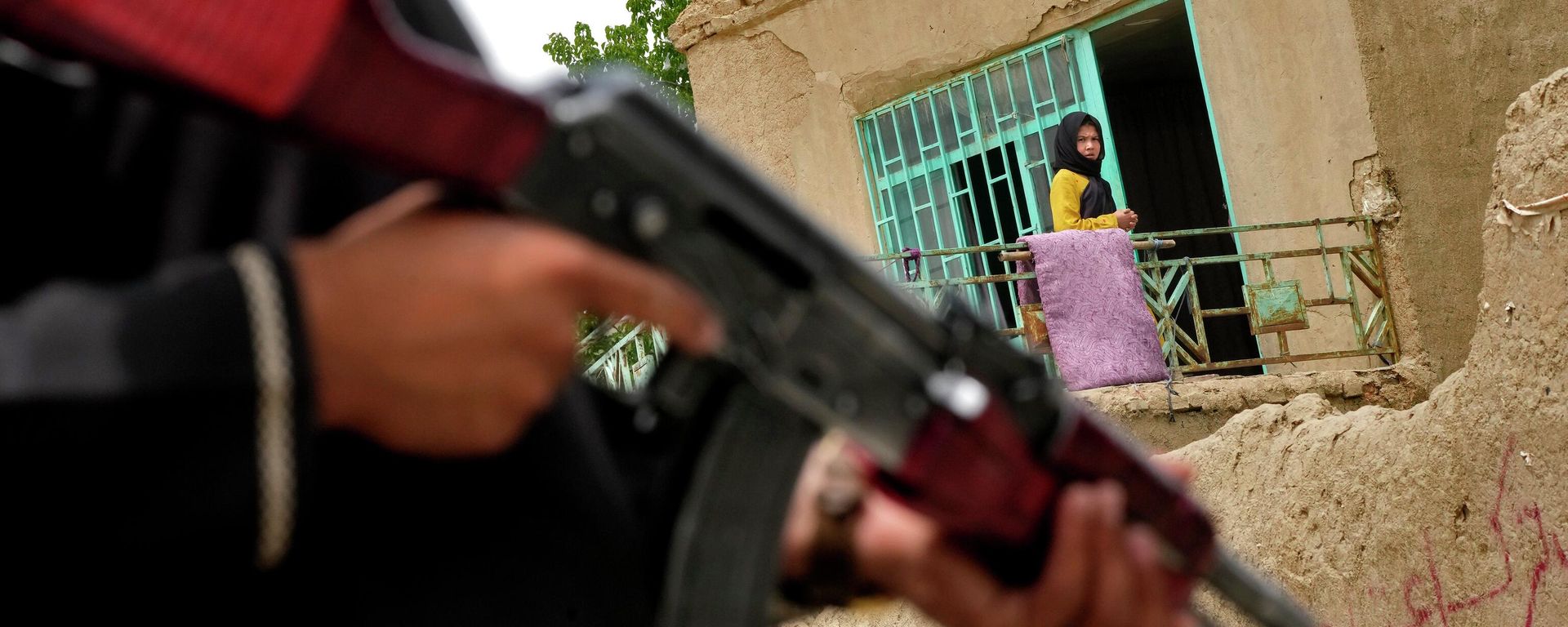 Un combatiente talibán monta guardia en el lugar de una explosión frente a una escuela - Sputnik Mundo, 1920, 22.04.2022