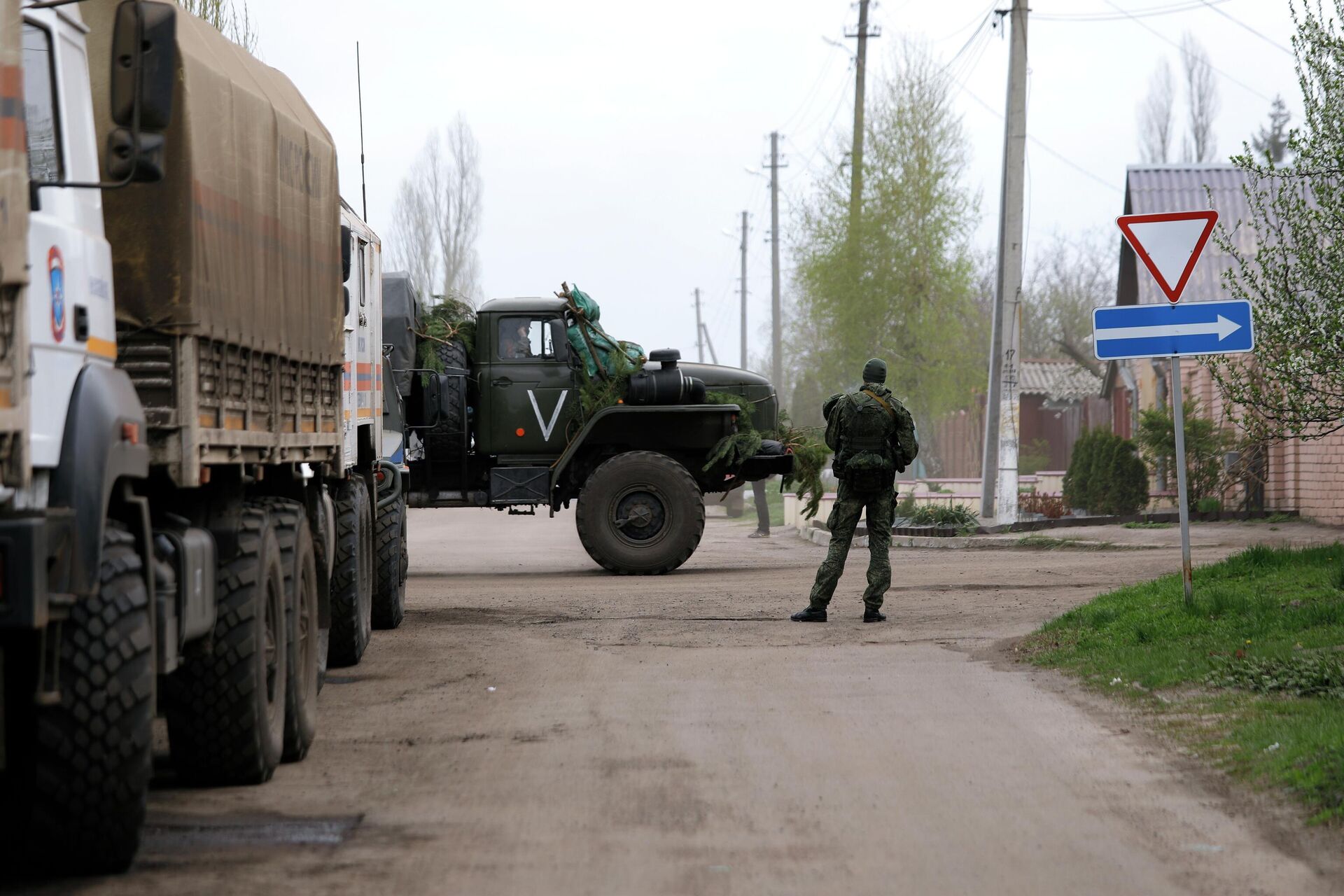 Los militares rusos entregan ayuda humanitaria a la población ucraniana de la ciudad de Kupiansk, provincia de Járkov. - Sputnik Mundo, 1920, 29.04.2023