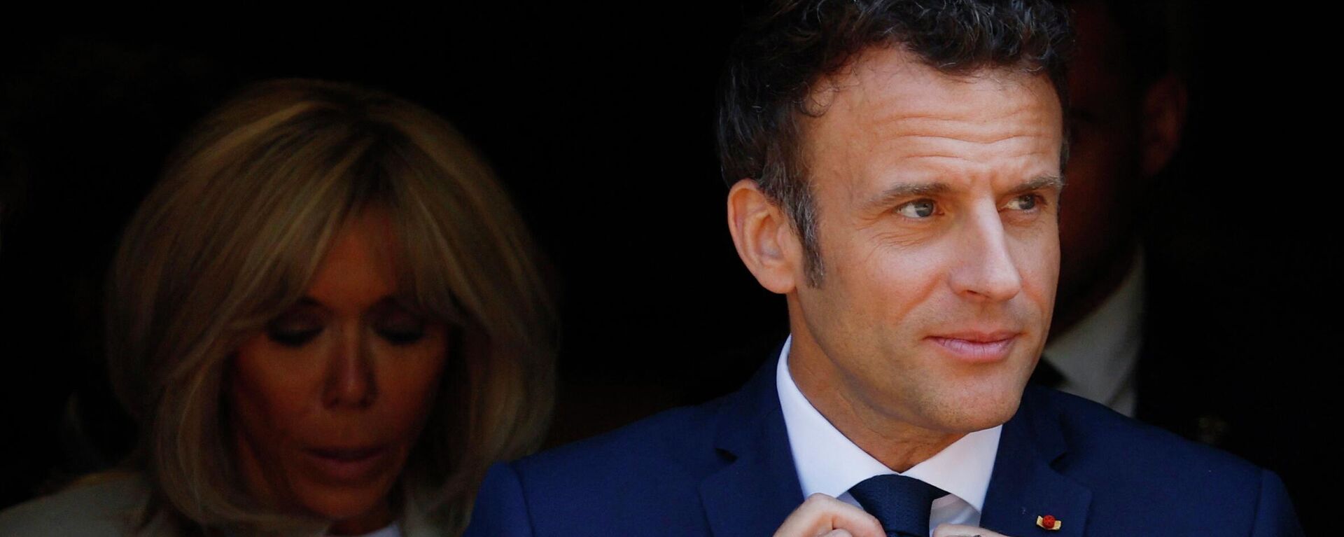 Emmanuel Macron, presidente de Francia, y la primera dama Brigitte Macron tras las elecciones presidenciales el 24 de abril del 2022 - Sputnik Mundo, 1920, 24.04.2022