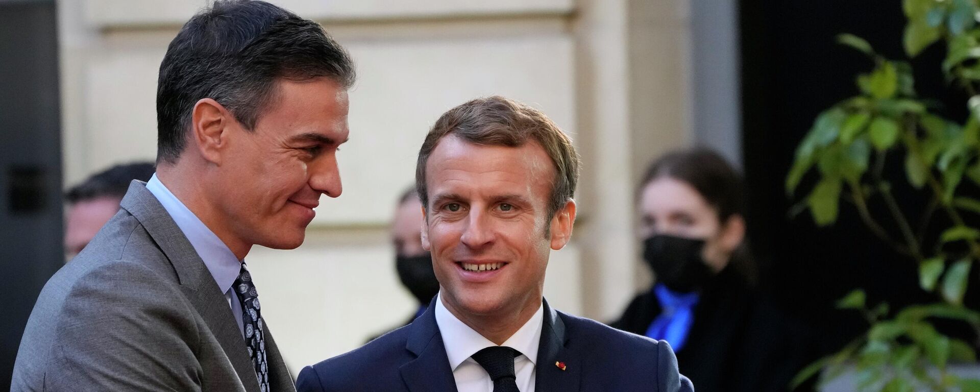 El primer ministro español, Pedro Sánchez, y el presidente actual de Francia, Emmanuel Macron (archivo) - Sputnik Mundo, 1920, 24.04.2022