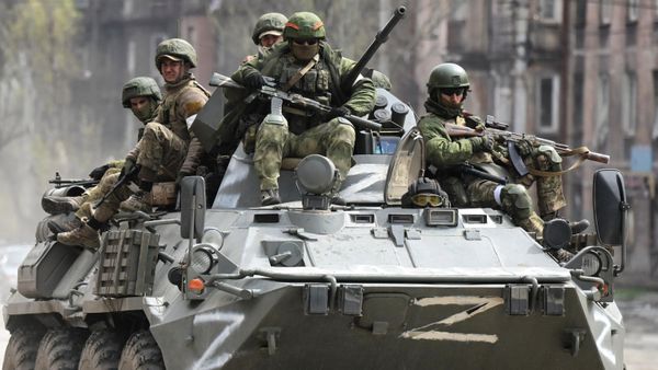 Militares rusos en la calles de la ciudad ucraniana de Mariúpol Militares rusos en la calles de la ciudad ucraniana de Mariúpol - Sputnik Mundo