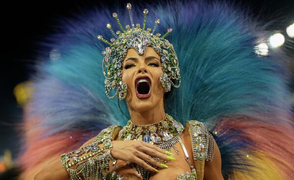 La semana pasada, Río de Janeiro y Sao Paulo celebraron los famosos carnavales callejeros, en los cuales actuaron las mejores escuelas de samba de todo el país.En la foto: una representante de la escuela de samba Vai-Vai durante su actuación en Sao Paulo. - Sputnik Mundo