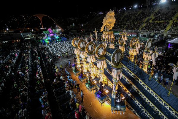 El carnaval precede tradicionalmente a la Cuaresma católica. Este año debía celebrarse del 25 de febrero al 5 de marzo, pero fue aplazado debido a una nueva oleada de coronavirus causada por la propagación de la cepa ómicron.En la foto: la actuación de la escuela de samba Paraíso do Tuiuti en Río de Janeiro. - Sputnik Mundo