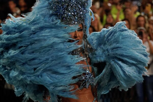 Para acceder al Sambódromo de Río de Janeiro, los espectadores y participantes de los desfiles debían presentar un certificado de vacunación. El carnaval de Sao Paulo se celebró sin restricciones sanitarias.En la foto: Sabrina Sato, reina de la samba de la escuela Vila Isabel, actúa en Río de Janeiro. - Sputnik Mundo