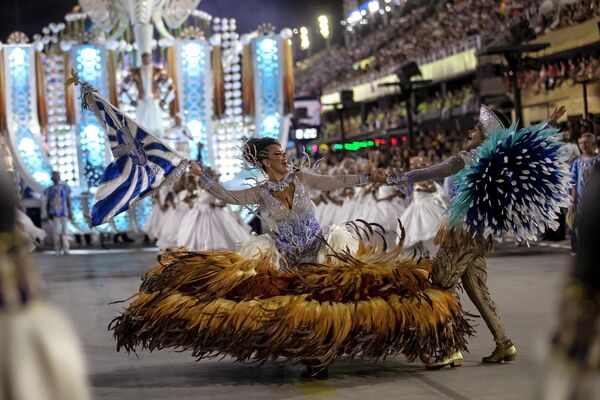 Durante el evento, el jurado suele evaluar la actuación de cada escuela de samba, la coordinación entre los bailarines y los músicos, así como la originalidad del tema de la actuación.En la foto: la actuación de la escuela de samba Portela en Río de Janeiro. - Sputnik Mundo