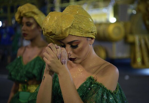 El gran desfile de la escuela campeona y de las otras cinco que serán reconocidas como las mejores tendrá lugar en Río de Janeiro el 30 de abril.En la foto: una representante de la escuela de sambo Imperatriz Leopoldinense actúa en Río de Janeiro. - Sputnik Mundo