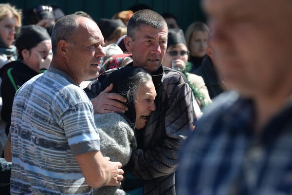 Miles de familias perdieron a sus parientes en esta guerra por el derecho a seguir siendo rusos.En la foto: Residentes de la región de Donetsk durante el funeral de Aleksandr Lubenets, de 21 años, un combatiente de las milicias populares que murió el 24 de abril de 2014 durante el bombardeo del territorio de la República Popular de Donetsk por parte del Ejército ucraniano. - Sputnik Mundo