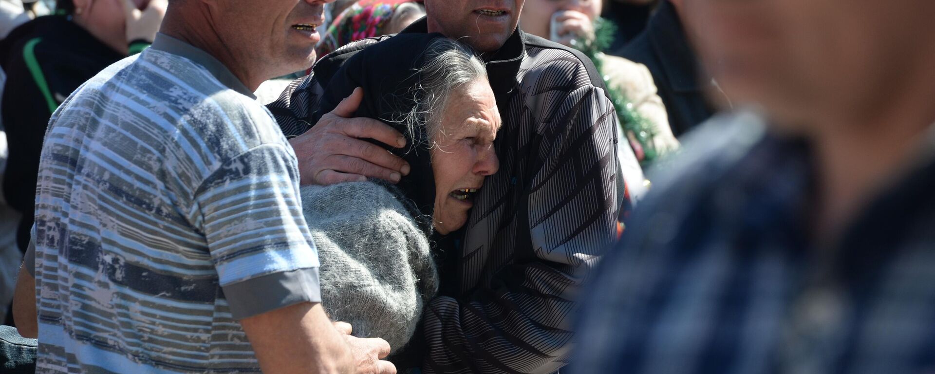 Residentes de la región de Donetsk durante el funeral de Aleksandr Lubenets, de 21 años - Sputnik Mundo, 1920, 27.04.2022