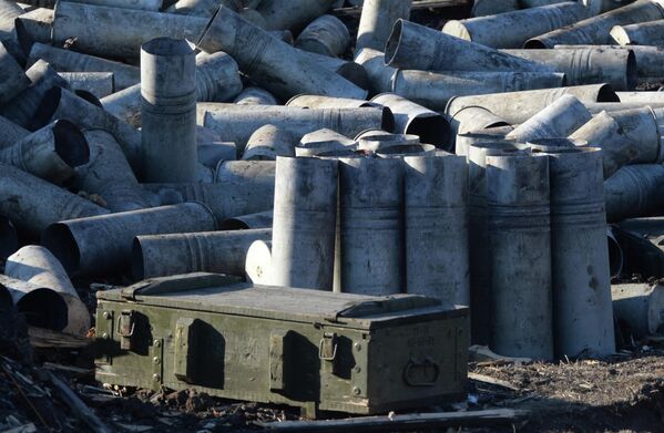 Casquillos de bala en un bastión ucraniano destruido en las afueras de Debáltsevo. Estos son los proyectiles que Ucrania ha utilizado para bombardear las ciudades de Donbás desde hace ocho años. - Sputnik Mundo