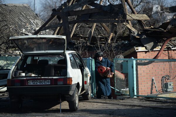 Las casas cercanas al aeropuerto de Donetsk, por el que se produjeron intensos combates en 2014 y 2015, sufrieron daños especialmente graves.En la foto: Una casa en la aldea de Oktiabrski, cuyo propietario saca lo poco que queda tras el bombardeo de las Fuerzas Armadas ucranianas. - Sputnik Mundo