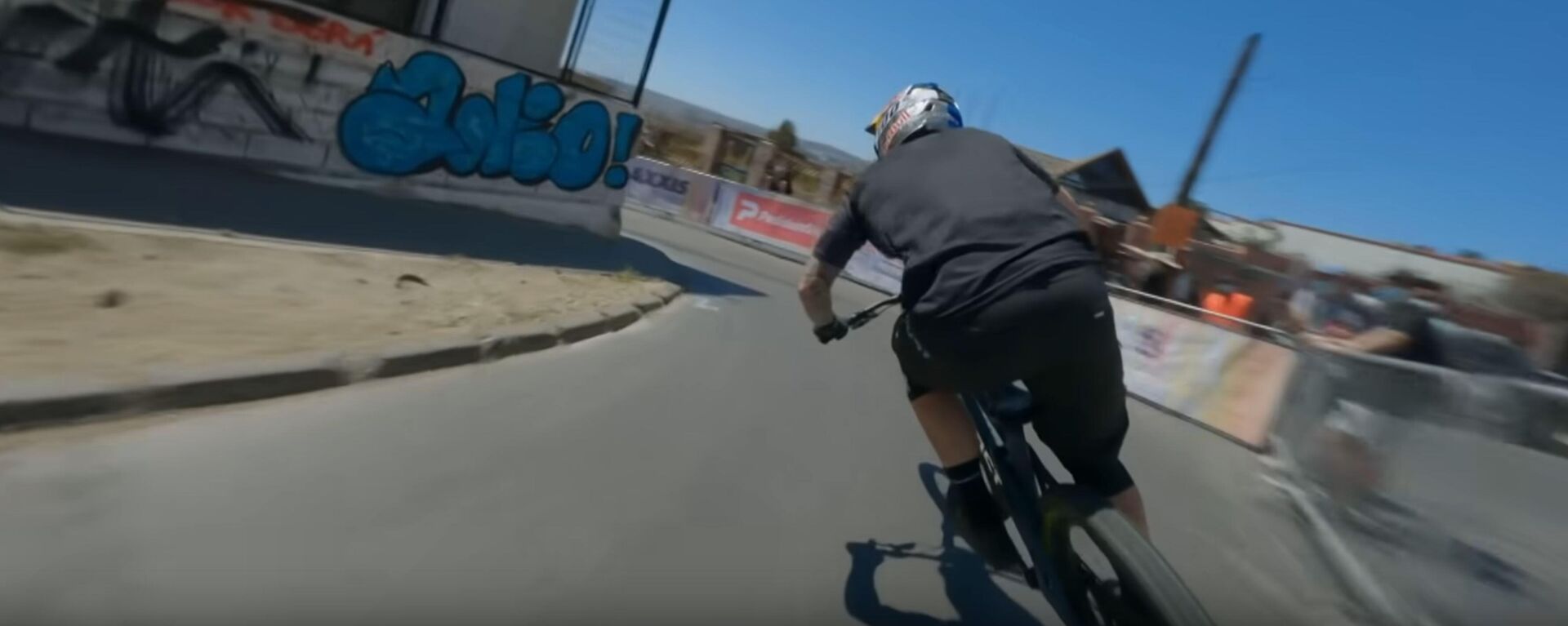 Vértigo puro: un dron persigue a un ciclista en una carrera extrema en Chile - Sputnik Mundo, 1920, 27.04.2022