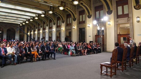 López Obrador recibe a legisladores de Morena en Palacio Nacional.  - Sputnik Mundo