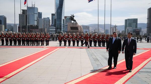 El embajador concurrente de República Dominicana en Ulán Bator, Hans Dannenberg Castellanos, presentó sus cartas credenciales al presidente de Mongolia, Khurelsukh Ukhnaagiin - Sputnik Mundo