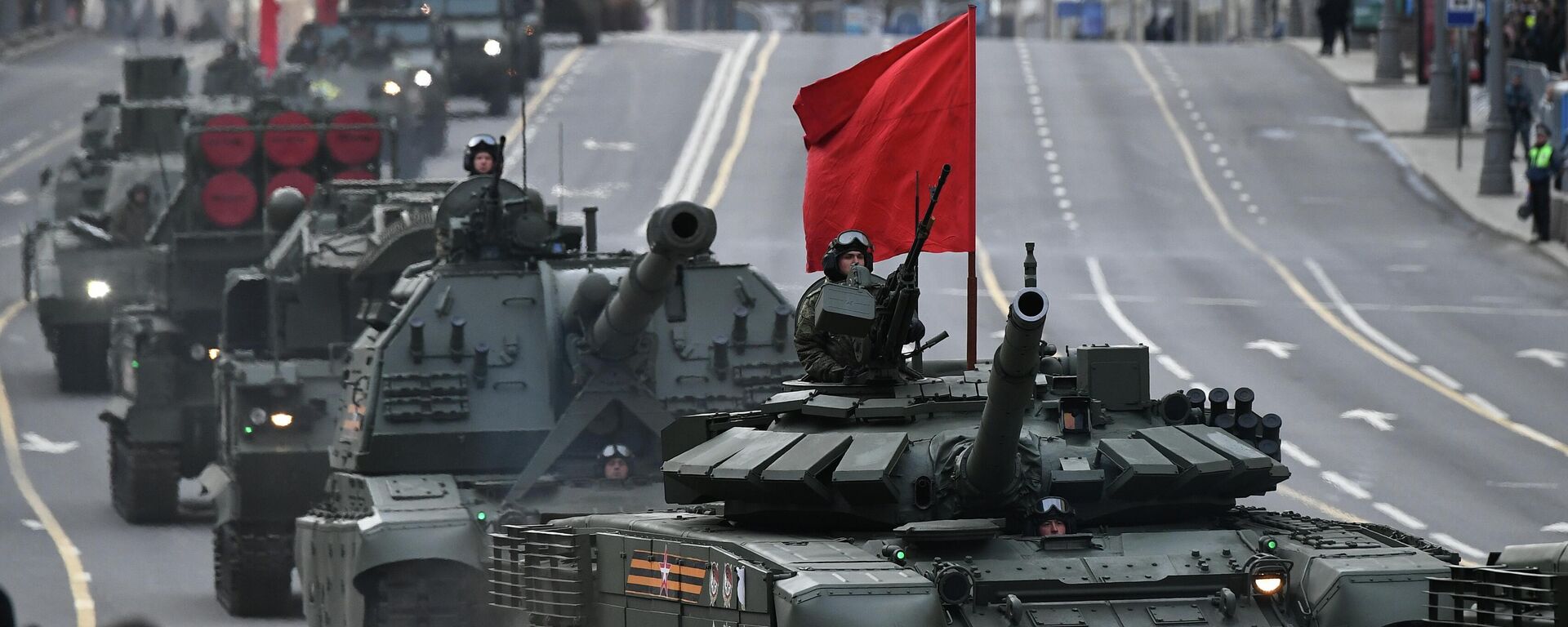 Una columna de material militar pasa por la calle Tverskáya de Moscú - Sputnik Mundo, 1920, 29.04.2022