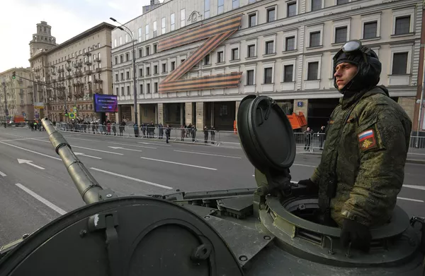 Un convoy de vehículos militares marchó por las calles de Moscú hasta la Plaza Roja, el lugar del ensayo nocturno. Un convoy de vehículos militares marchó por las calles de Moscú hasta la Plaza Roja, el lugar del ensayo nocturno. - Sputnik Mundo