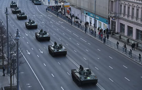 El convoy incluyó 131 unidades de armas, equipos militares y especiales. Además, 77 aviones y helicópteros participarán en el desfile. El convoy incluyó 131 unidades de armas, equipos militares y especiales. Además, 77 aviones y helicópteros participarán en el desfile. - Sputnik Mundo