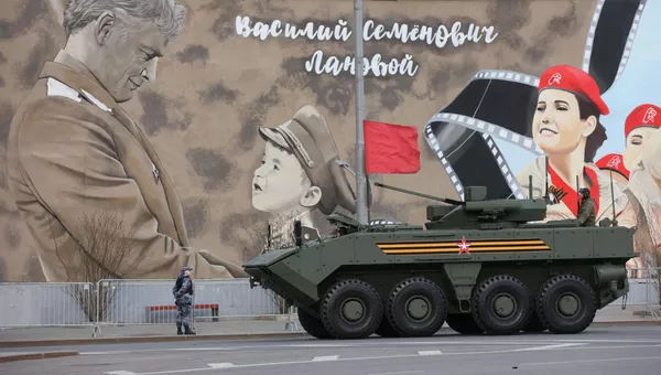 El equipamiento militar que participará en el desfile primero fue desplegado en la calle Tverskáya, que es la calle radial principal y más conocida de Moscú.En la foto: el Vehículo blindado de infantería Bumerang. El equipamiento militar que participará en el desfile primero fue desplegado en la calle Tverskáya, que es la calle radial principal y más conocida de Moscú.En la foto: el Vehículo blindado de infantería Bumerang. - Sputnik Mundo