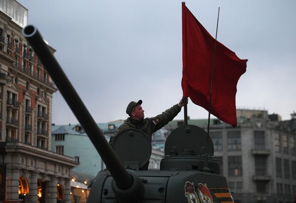 Más de diez mil personas se preparan para participar en el desfile. - Sputnik Mundo