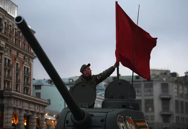Más de diez mil personas se preparan para participar en el desfile. Más de diez mil personas se preparan para participar en el desfile. - Sputnik Mundo