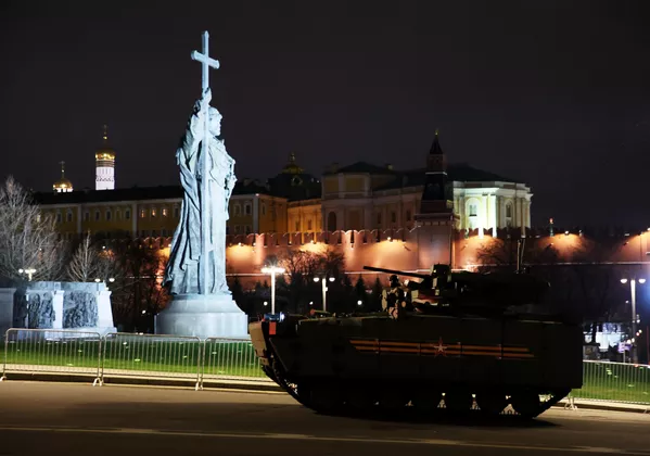 Vehículo blindado de infantería el Kurganets-25 con el módulo de combate Epoja después del ensayo nocturno del desfile del 77º aniversario del Día de la Victoria en la Gran Guerra Patria. Vehículo blindado de infantería el Kurganets-25 con el módulo de combate Epoja después del ensayo nocturno del desfile del 77º aniversario del Día de la Victoria en la Gran Guerra Patria. - Sputnik Mundo