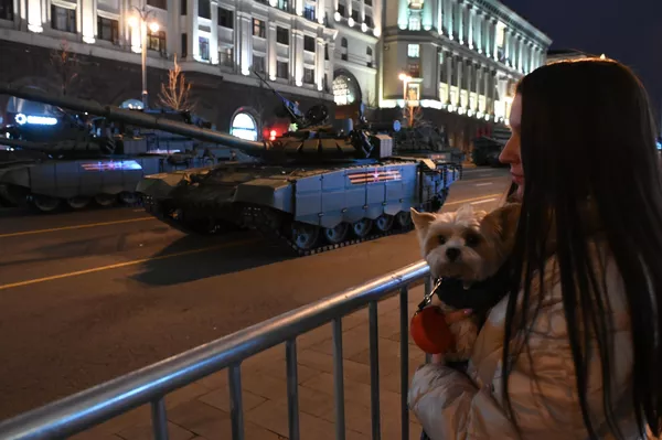 El paso de los vehículos militares por la calle Tverskáya reúne tradicionalmente a muchos espectadores.En la foto: los vehículos militares pasan por la calle Tverskáya hacia el lugar del ensayo nocturno del desfile del 77º aniversario de la Victoria en la Gran Guerra Patria en Moscú. El paso de los vehículos militares por la calle Tverskáya reúne tradicionalmente a muchos espectadores.En la foto: los vehículos militares pasan por la calle Tverskáya hacia el lugar del ensayo nocturno del desfile del 77º aniversario de la Victoria en la Gran Guerra Patria en Moscú. - Sputnik Mundo