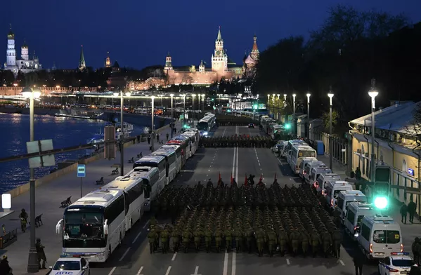 Varias calles del centro de la capital rusa fueron cerradas al tráfico durante el ensayo.En la foto: los militares en el terraplén Moskvorétskaya de Moscú antes de un ensayo nocturno de un desfile militar por el 77º aniversario de la Victoria en la Gran Guerra Patria. Varias calles del centro de la capital rusa fueron cerradas al tráfico durante el ensayo.En la foto: los militares en el terraplén Moskvorétskaya de Moscú antes de un ensayo nocturno de un desfile militar por el 77º aniversario de la Victoria en la Gran Guerra Patria. - Sputnik Mundo