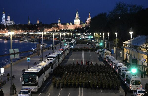 Varias calles del centro de la capital rusa fueron cerradas al tráfico durante el ensayo.En la foto: los militares en el terraplén Moskvorétskaya de Moscú antes de un ensayo nocturno de un desfile militar por el 77º aniversario de la Victoria en la Gran Guerra Patria. - Sputnik Mundo