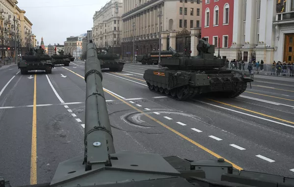 Antes del ensayo en Moscú, los participantes del desfile se entrenaron afueras de la capital, en el polígono Alábino, donde se construyó una maqueta de la Plaza Roja.En la foto: una columna de material militar pasa por la calle Tverskáya de Moscú. Antes del ensayo en Moscú, los participantes del desfile se entrenaron afueras de la capital, en el polígono Alábino, donde se construyó una maqueta de la Plaza Roja.En la foto: una columna de material militar pasa por la calle Tverskáya de Moscú. - Sputnik Mundo