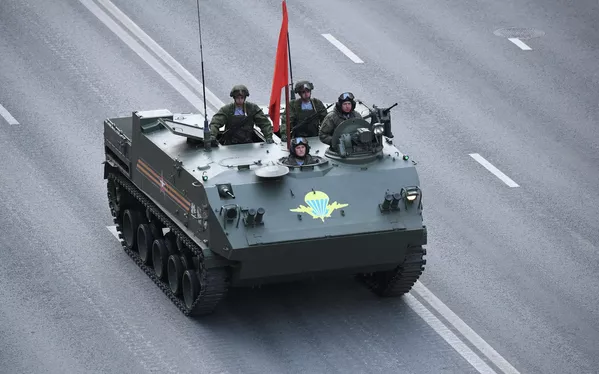 Vehículo blindado de transporte Rakushka en la calle Tverskáya de Moscú. Vehículo blindado de transporte Rakushka en la calle Tverskáya de Moscú. - Sputnik Mundo