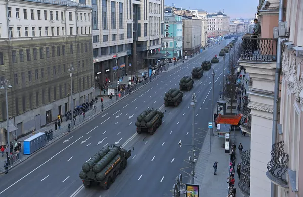 Los sistemas S-400 Triumf en la calle Tverskáya de Moscú. Los sistemas S-400 Triumf en la calle Tverskáya de Moscú. - Sputnik Mundo