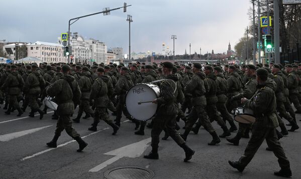 El 4 de mayo tendrá lugar otro entrenamiento nocturno. El ensayo general del desfile en Moscú tendrá lugar el 7 de mayo a las 10.00 horas. - Sputnik Mundo