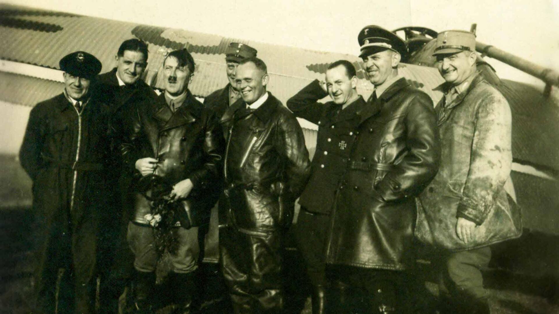 Foto tomada de Hans Baur durante la detención 'Después del vuelo durante la campaña electoral. 2 de septiembre de 1932'. Hans Baur en el centro con un traje de vuelo. Foto tomada de Hans Baur durante la detención 'Después del vuelo durante la campaña electoral. 2 de septiembre de 1932'. Hans Baur en el centro con un traje de vuelo. - Sputnik Mundo, 1920, 29.04.2022