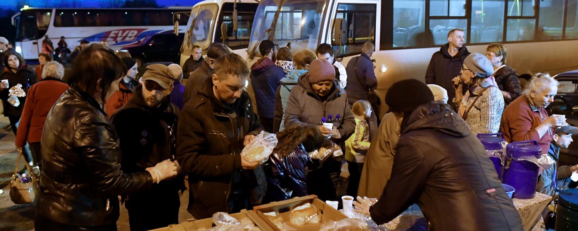 El envío de ayuda humanitaria a los habitantes de la ciudad ucraniana de Izium - Sputnik Mundo, 1920, 30.04.2022