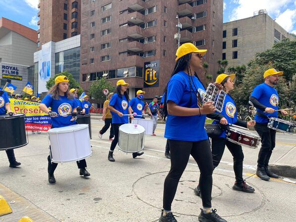 La música estuvo presente a lo largo de la caminata. La gran mayoría de sindicatos tuvo su banda marcial y arengas alusivas a las mejores de las condiciones laborales. - Sputnik Mundo