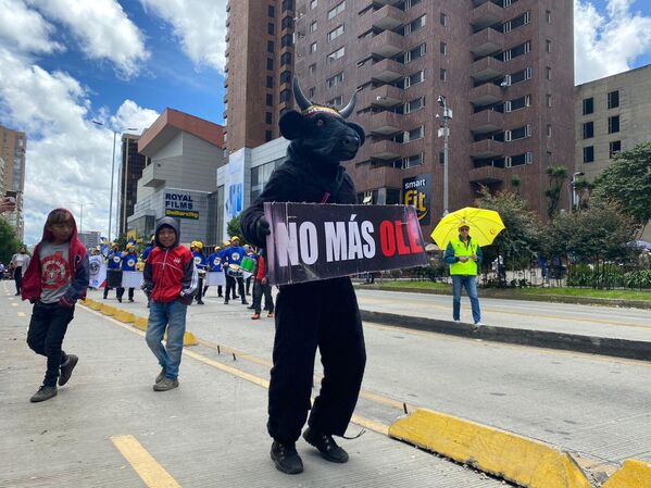 En la marcha hubo espacio para todos, incluso para los que protestan en contra de la tauromaquia. - Sputnik Mundo