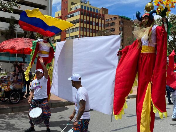 La marcha también fue un espacio cultural, de música y baile como muestras de inconformismo con el Estado. - Sputnik Mundo