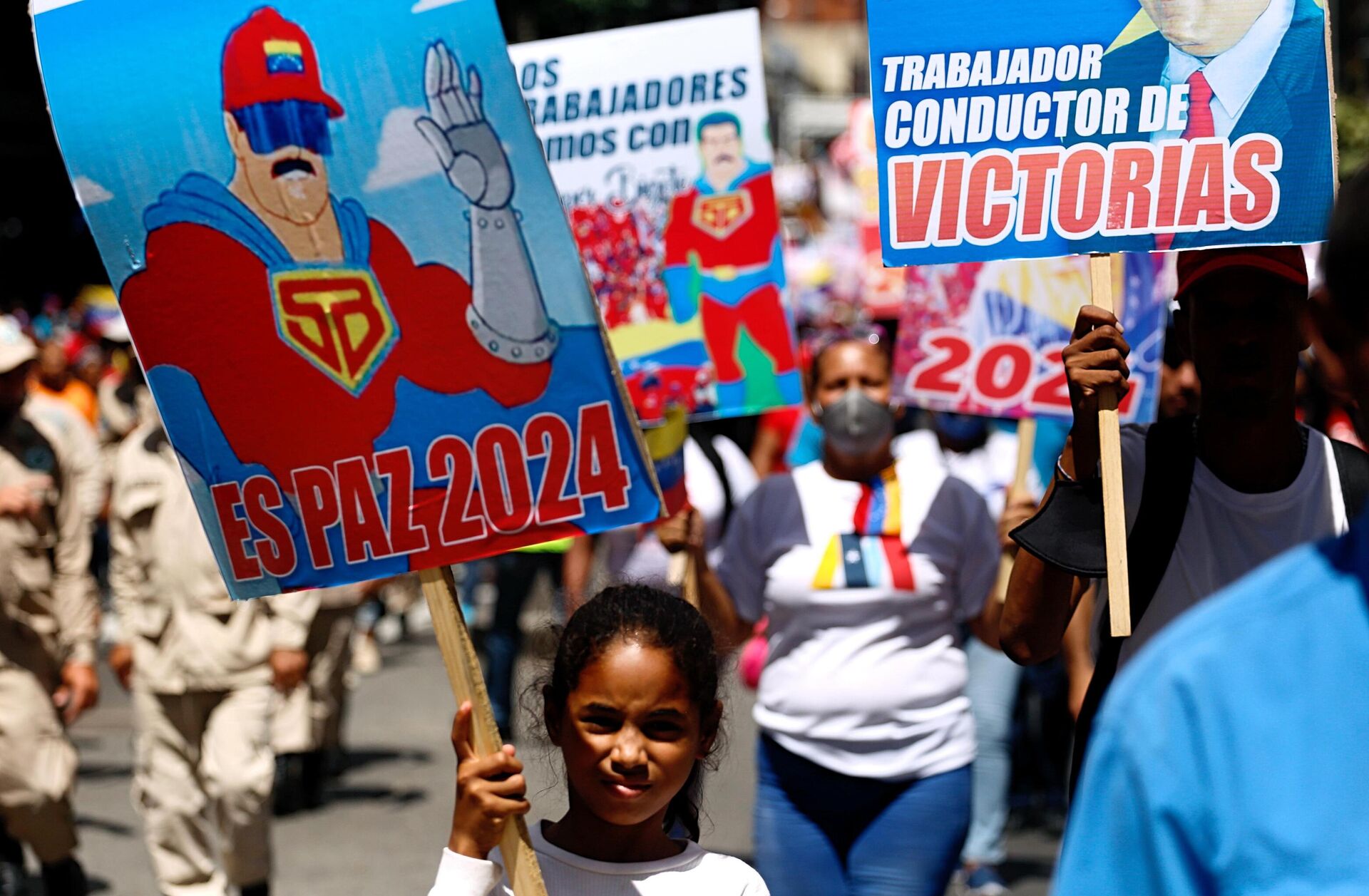 Carteles de “Súper Bigote” en la marcha del 1 de Mayo - Sputnik Mundo, 1920, 02.05.2022