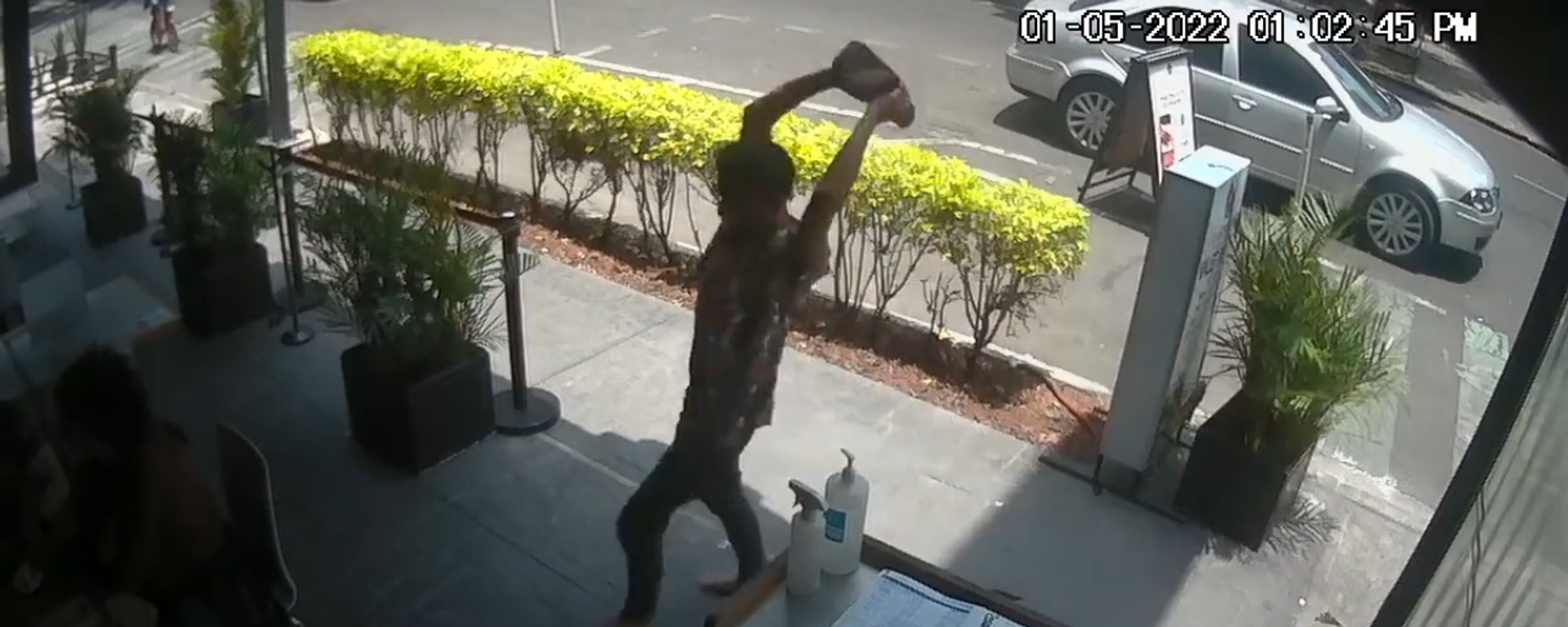 Un hombre golpea en la cabeza a un menor en CDMX  - Sputnik Mundo, 1920, 02.05.2022